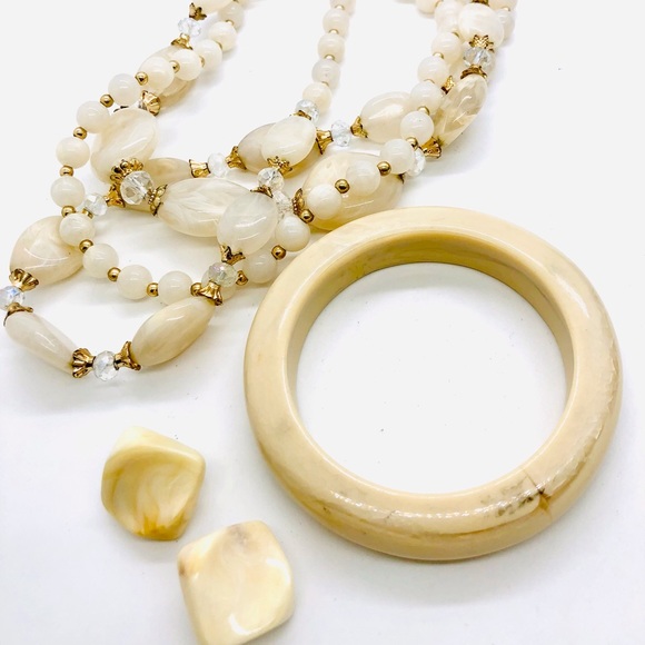Vintage Creamy Ivory Plastic Lucite Jewelry Lot - Picture 12 of 16